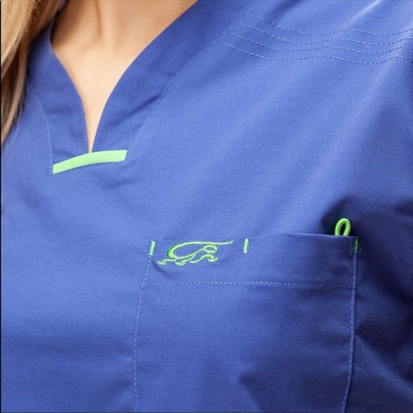 IguanaMed Women's MedFlex V-Neck Scrub Black/Black - Picture 3 of 8